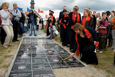 Das Foto stammt aus dem Plattenlegen im Jahre 2012, im Hintegrund sieht man die Kapelle des hl. Johann von Nepomuk.